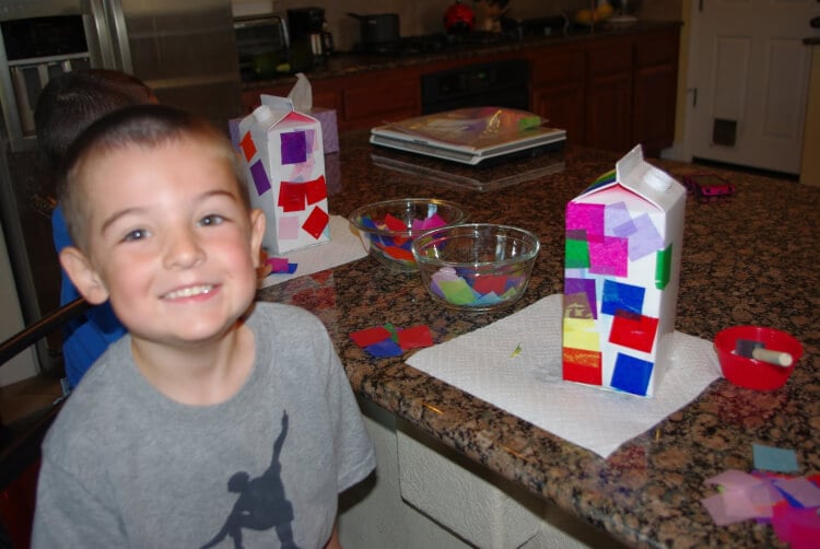 kids decorating diy bird houses 