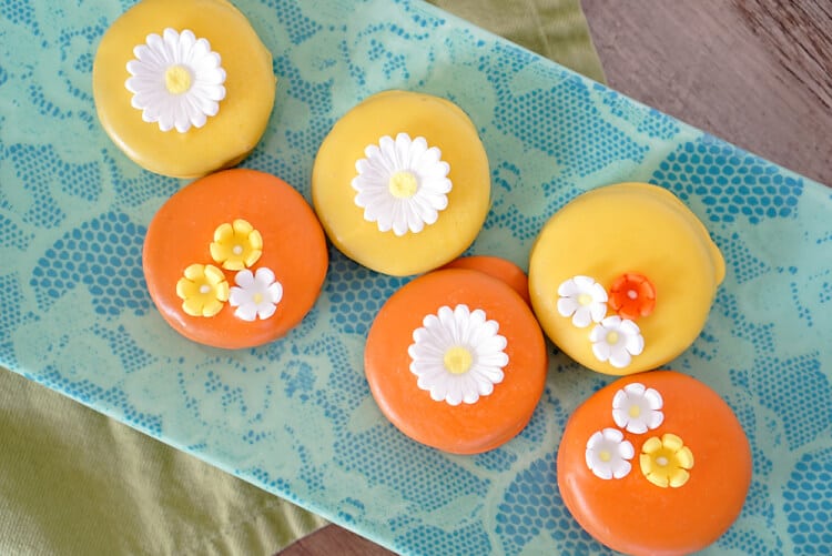 flower decorated springtime oreos 