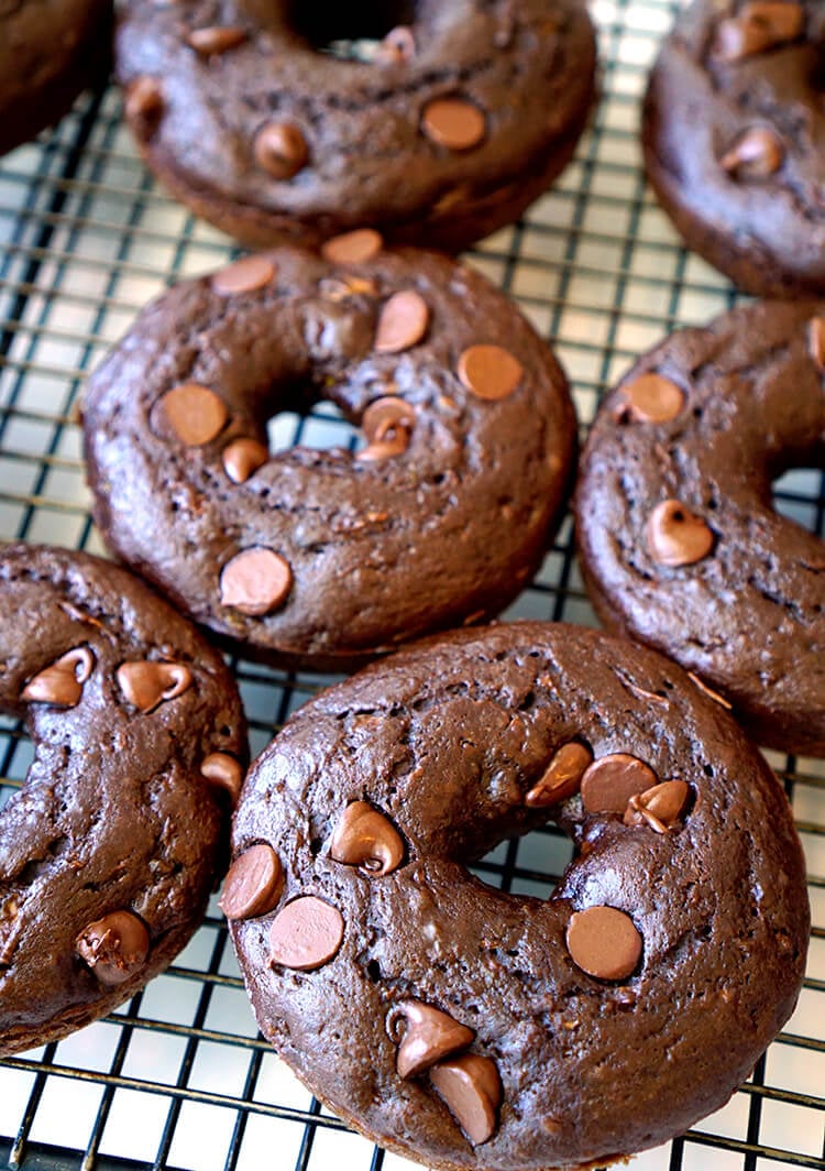easy to make chocolate donuts 
