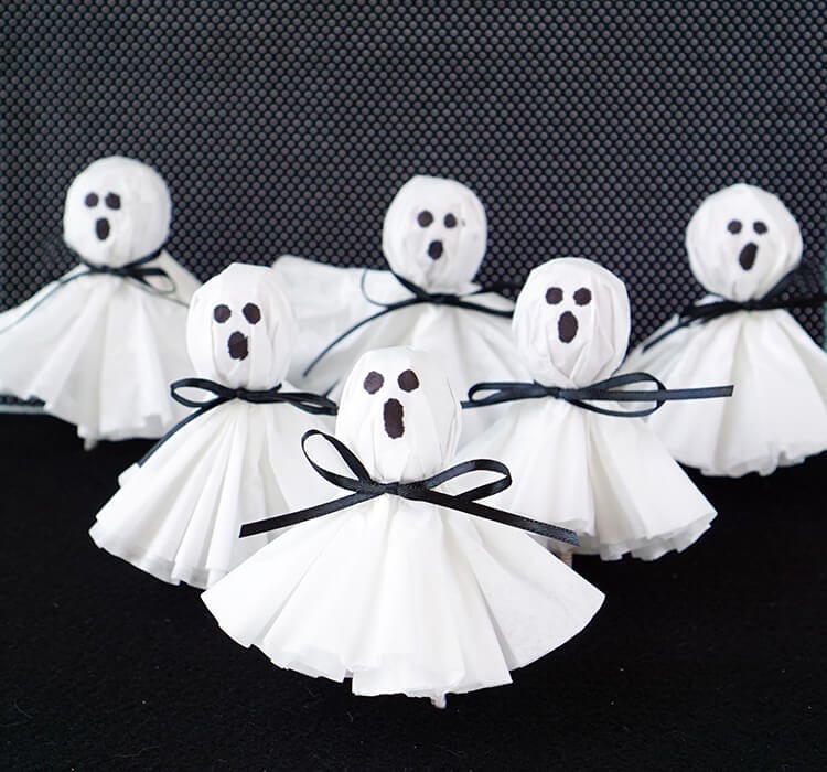 These coffee filter ghost lollipops are a cute and easy twist on classic kleenex tissue ghosts. A nostalgic and fun Halloween treat for all ages! 