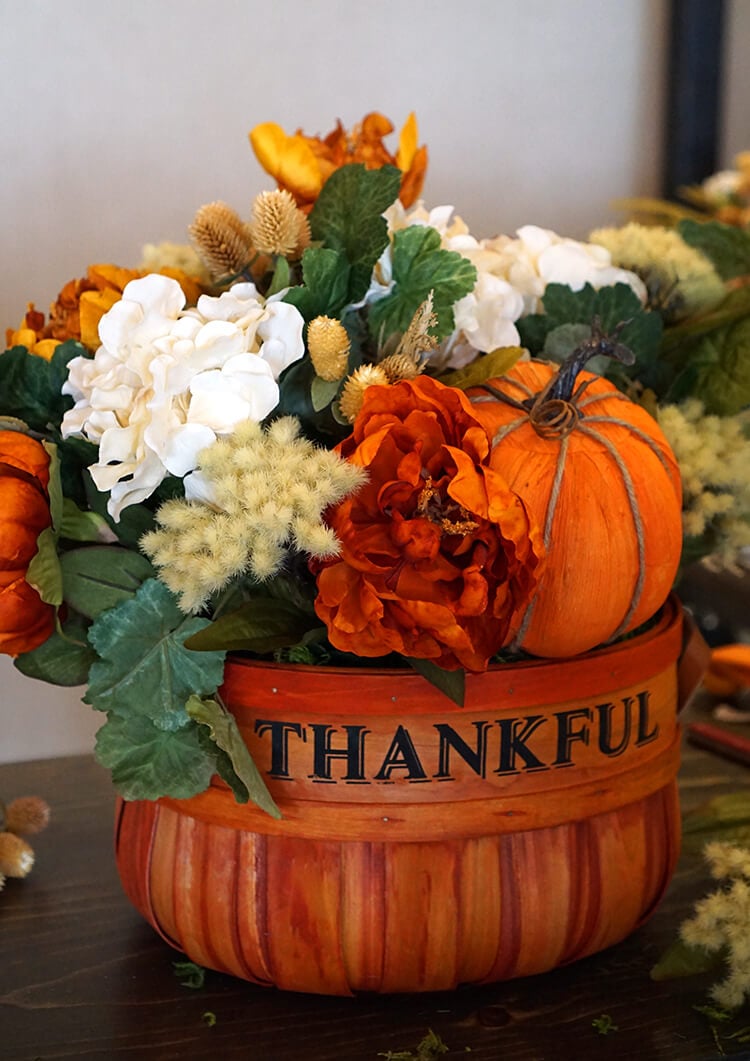 flower arrangements for fall that read \'thankful\' 
