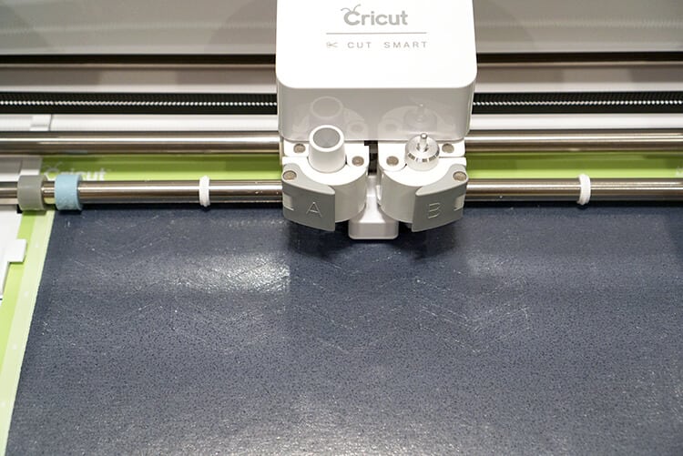 cutting the heat transfer vinyl with cricut explore air