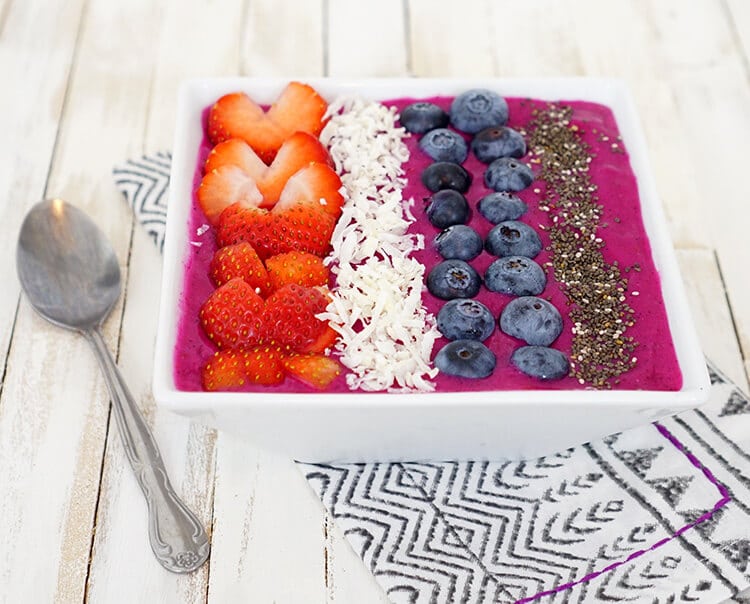 dragonfruit smoothie bowl healthy breakfast meal