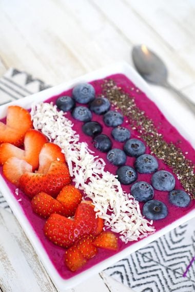 dragonfruit smoothie bowl healthy breakfast