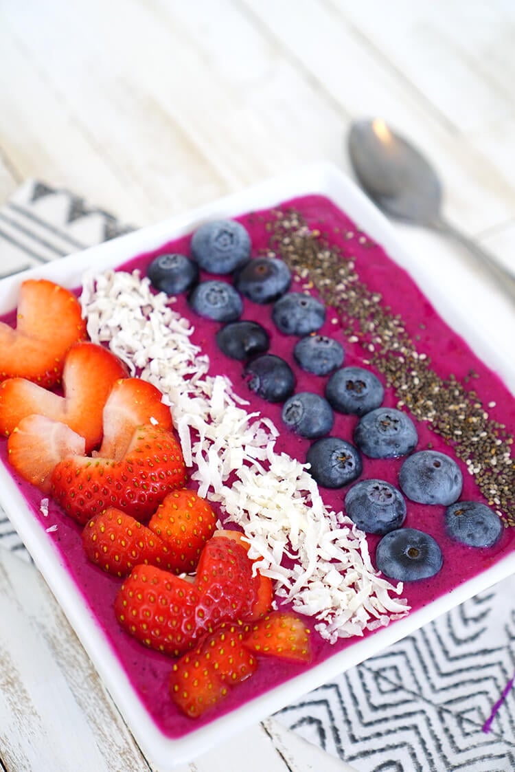 Dragon Fruit Berry Smoothie Bowl