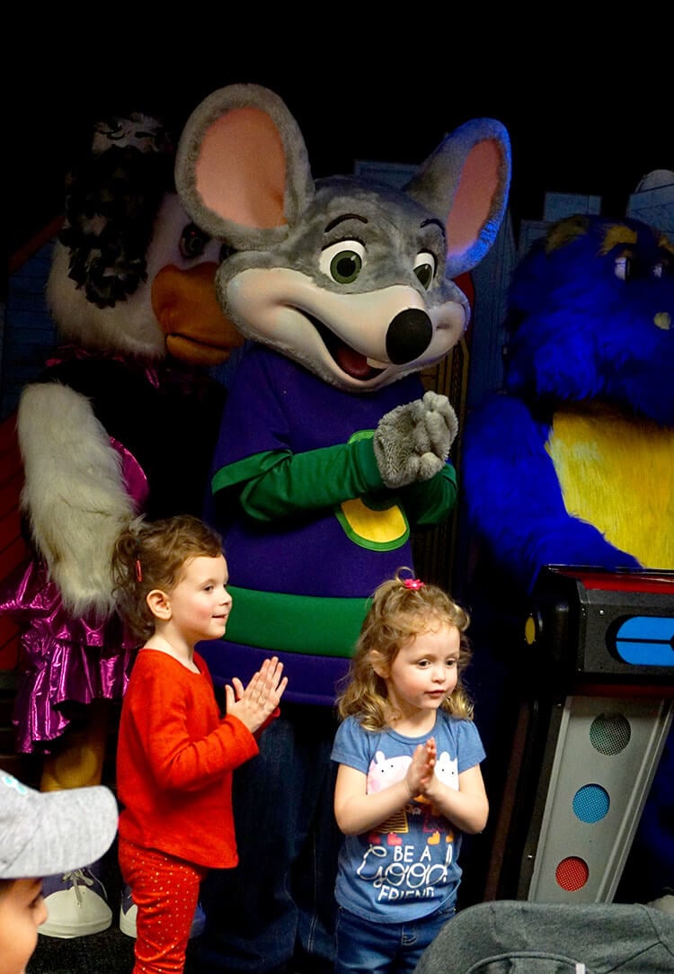 chuck e cheese dancing with kids