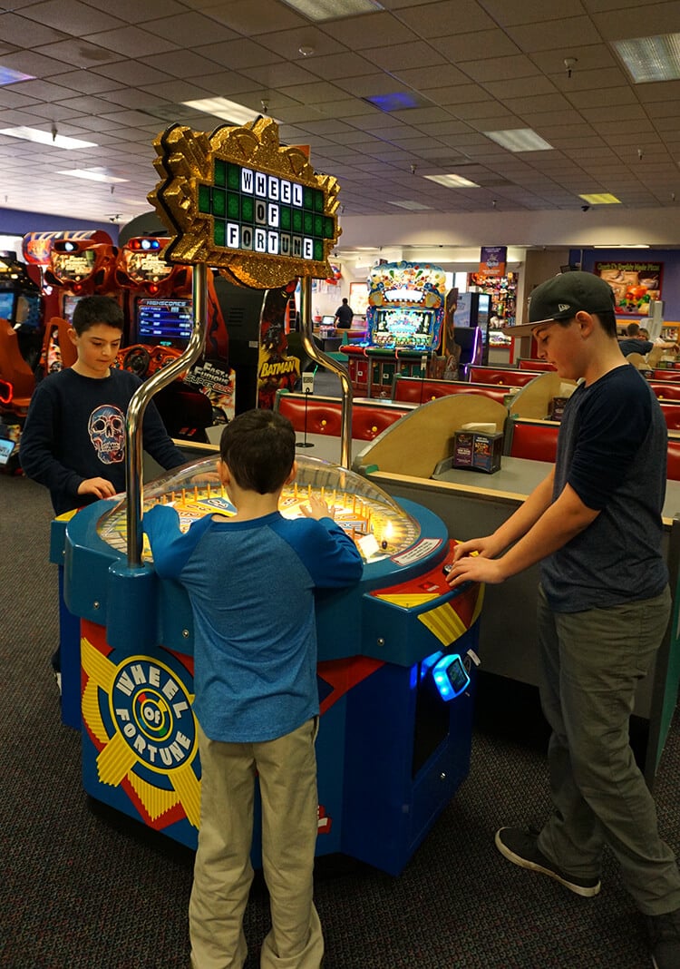 kids playing games at chuck e cheese