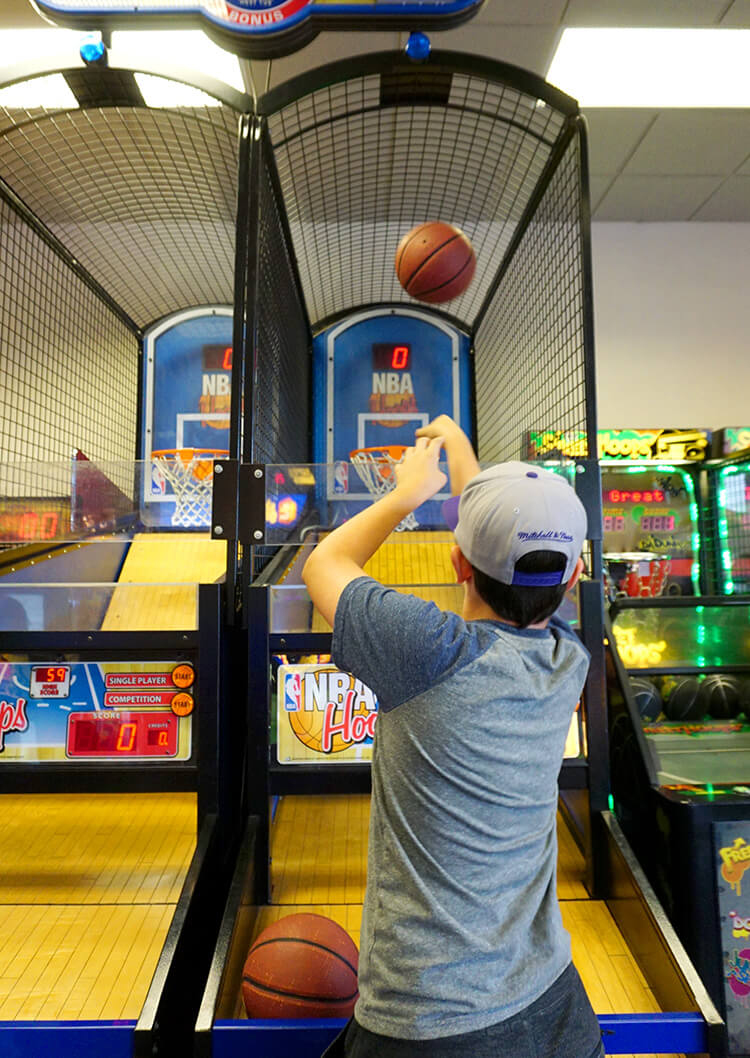 kids playing chuck e cheese basketball