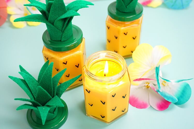 DIY pineapple candles with flowers