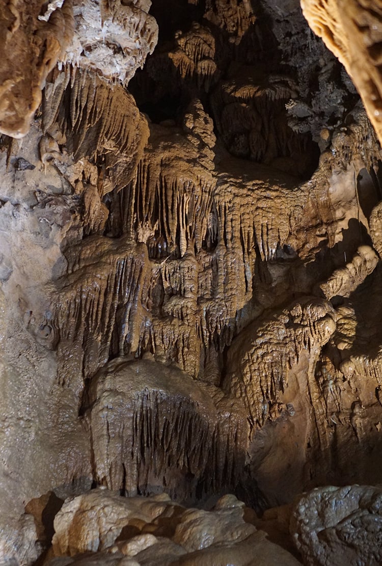 lake shasta caverns rock formations