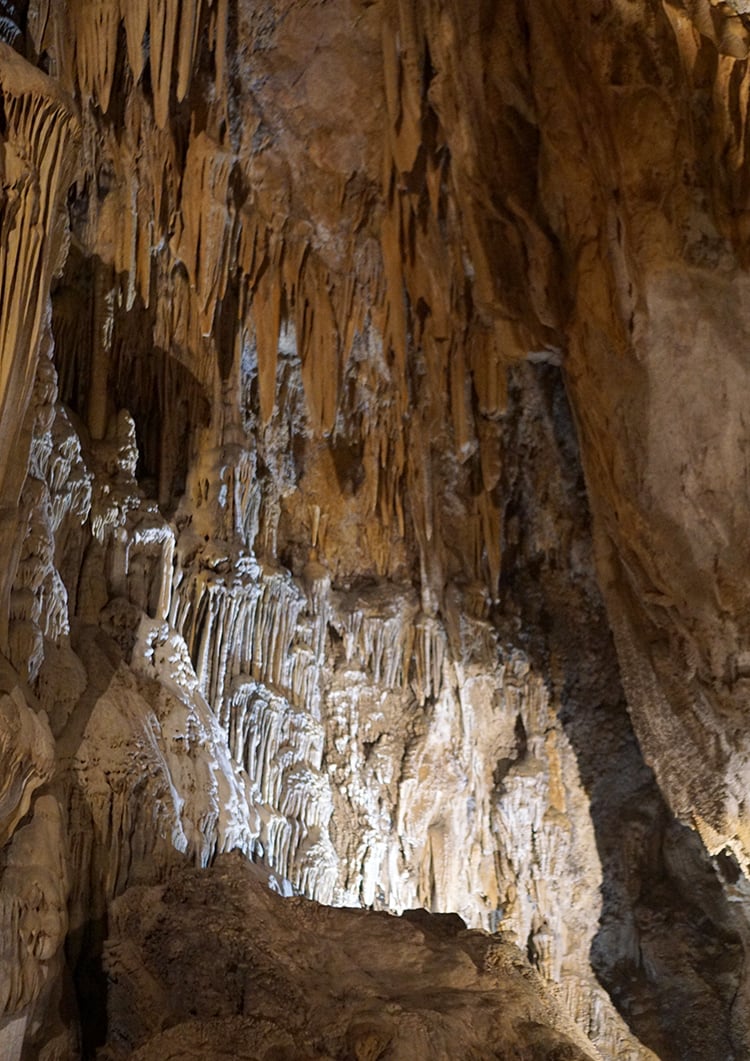 lake shasta caverns rock formations