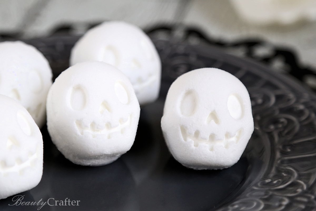 white skull bath bombs