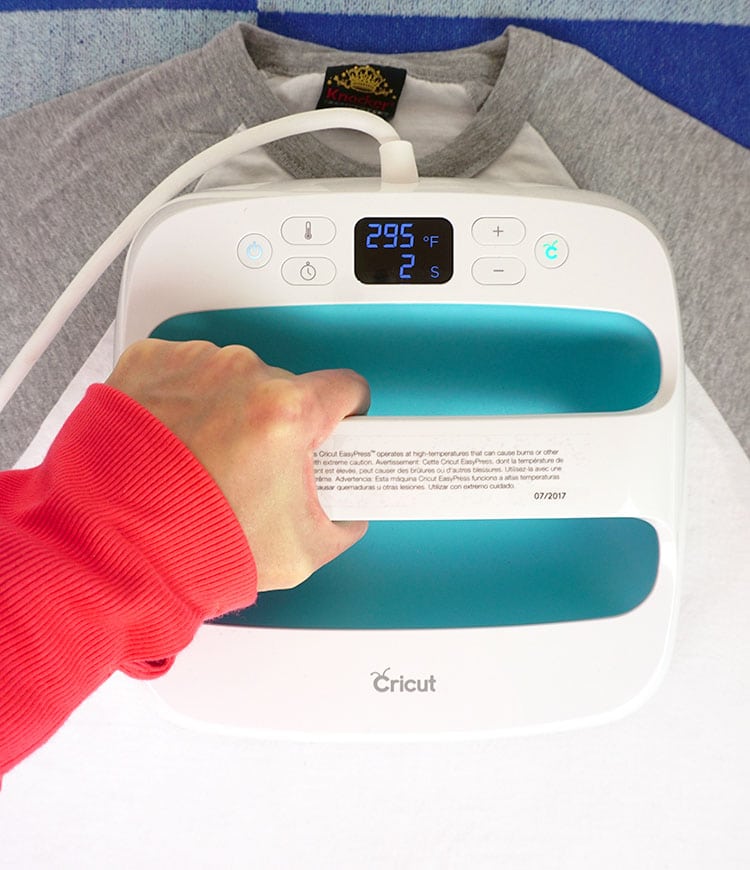 hand holding pressure onto cricut easypress