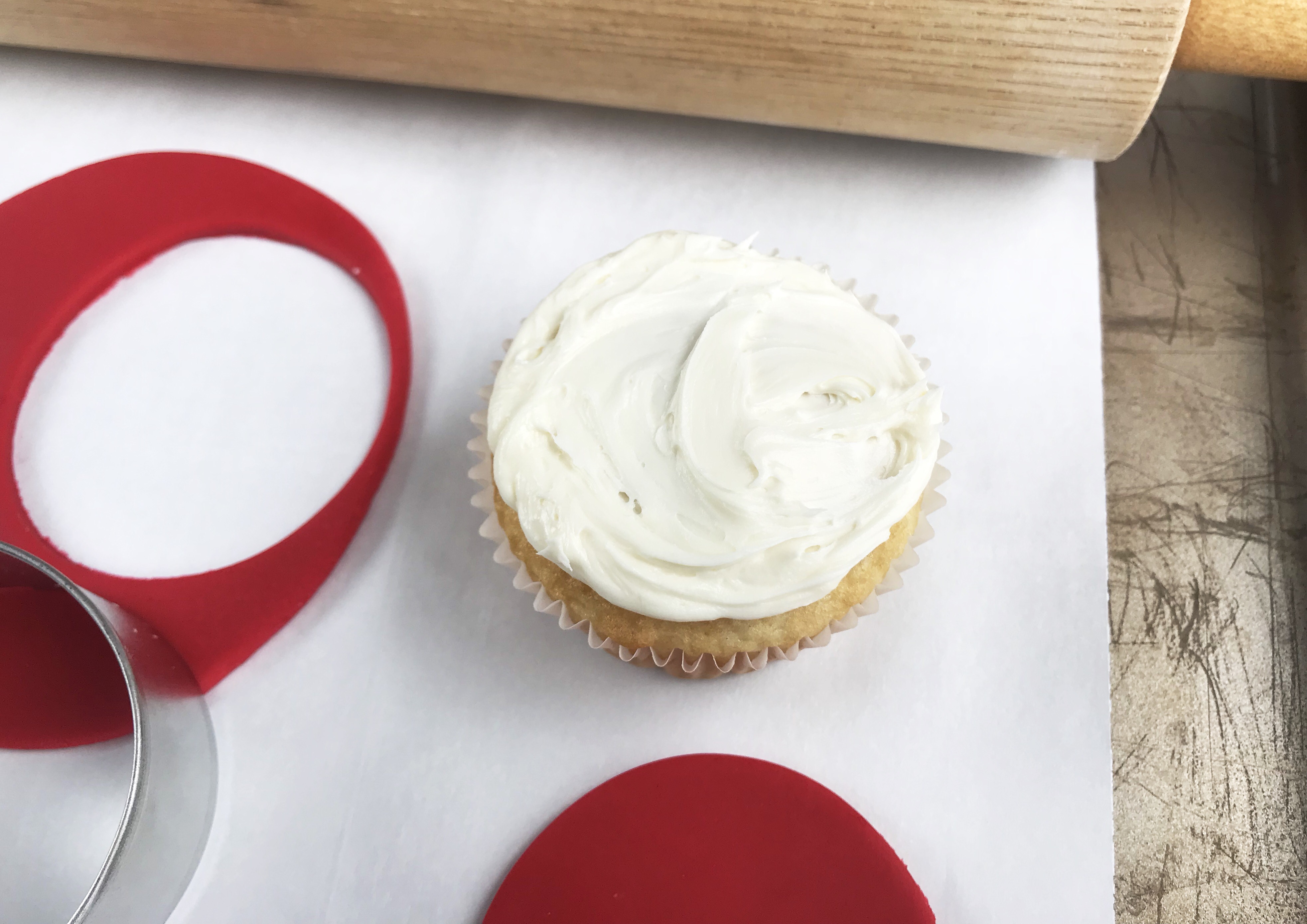 icing cupcakes with white icing