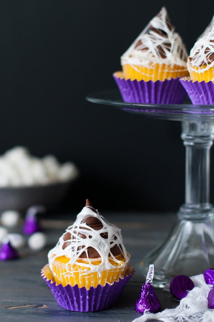 marshmallow spider web halloween cupcakes