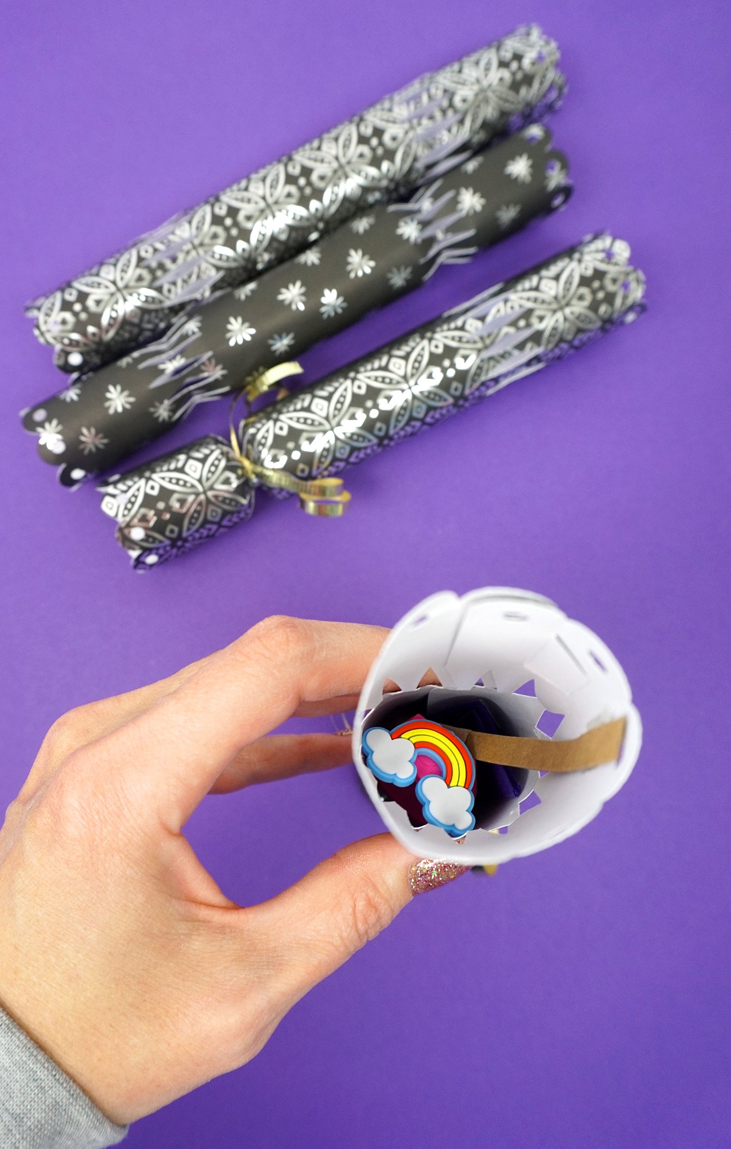 filling homemade christmas crackers with small confettis