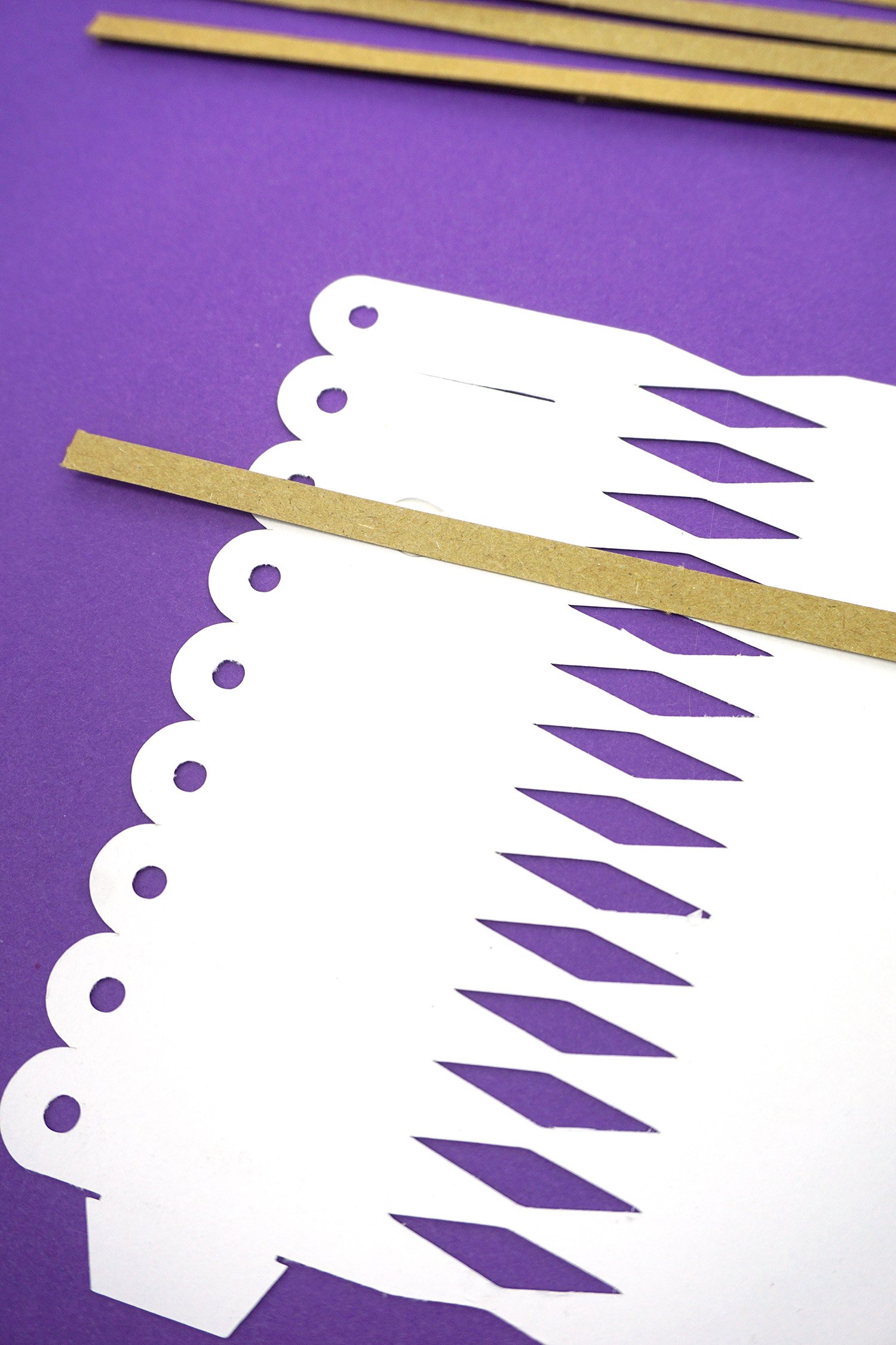 making christmas crackers