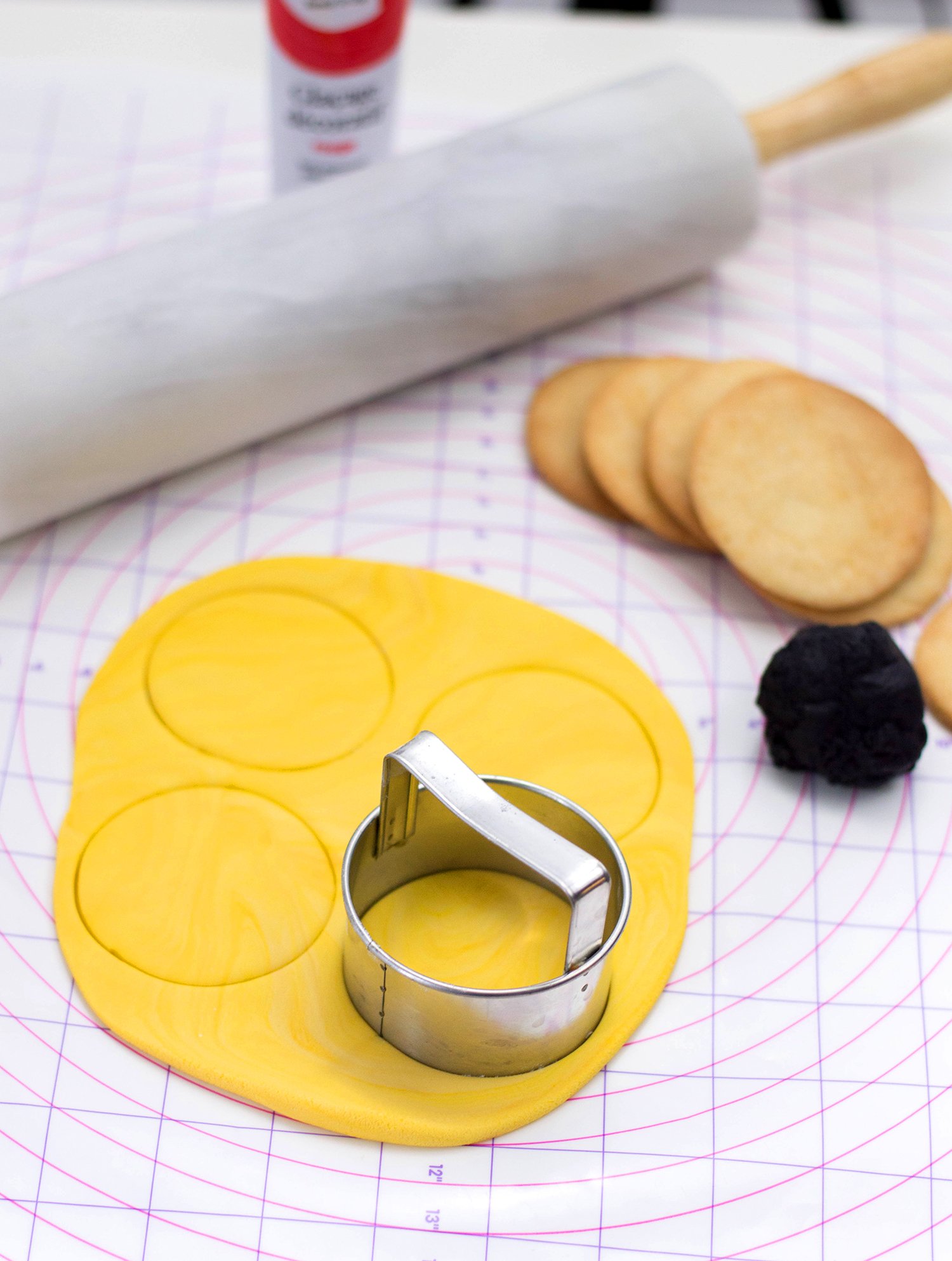 cutting out circle shapes of the fondant