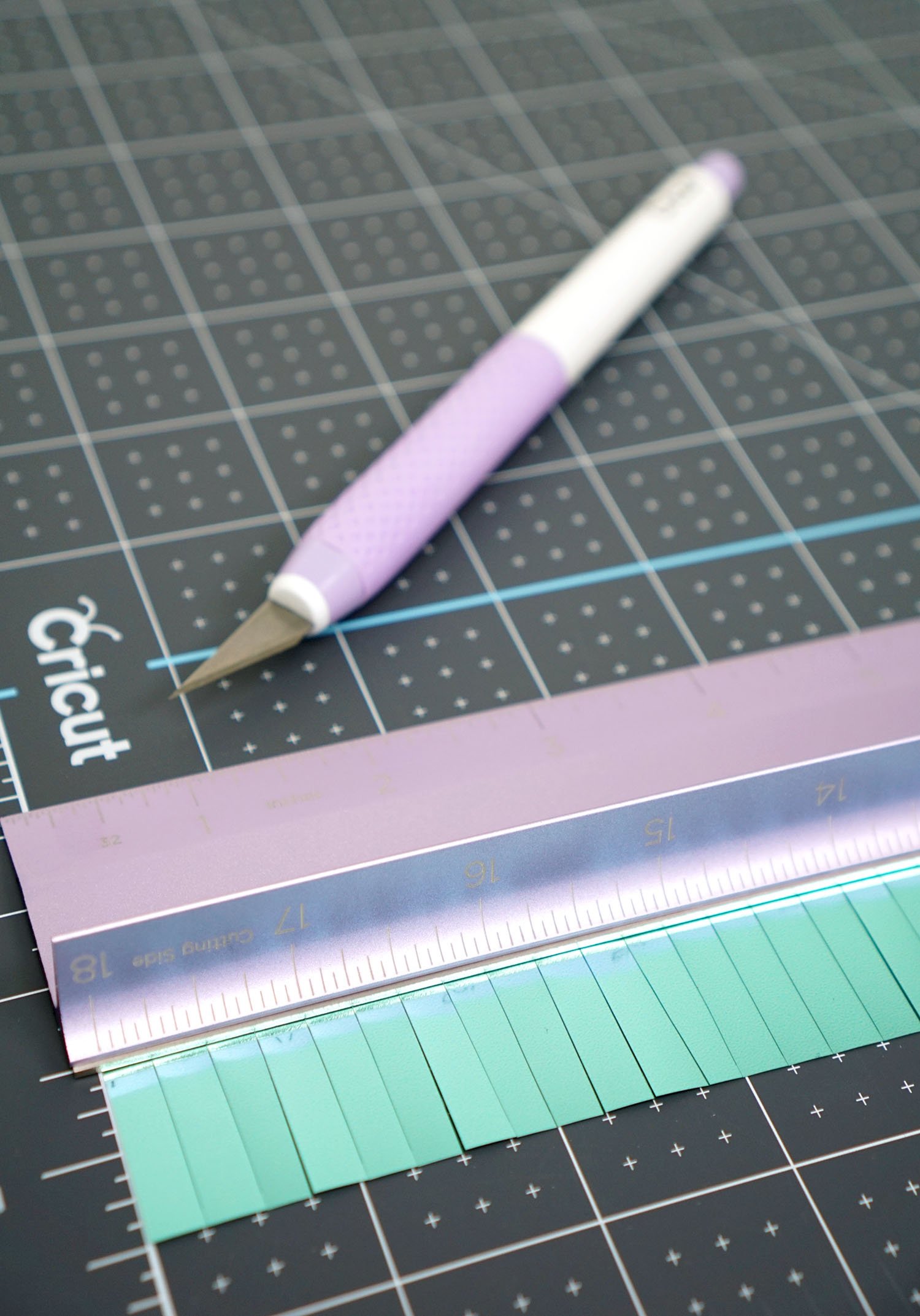 Scoring party foil with true control knife
