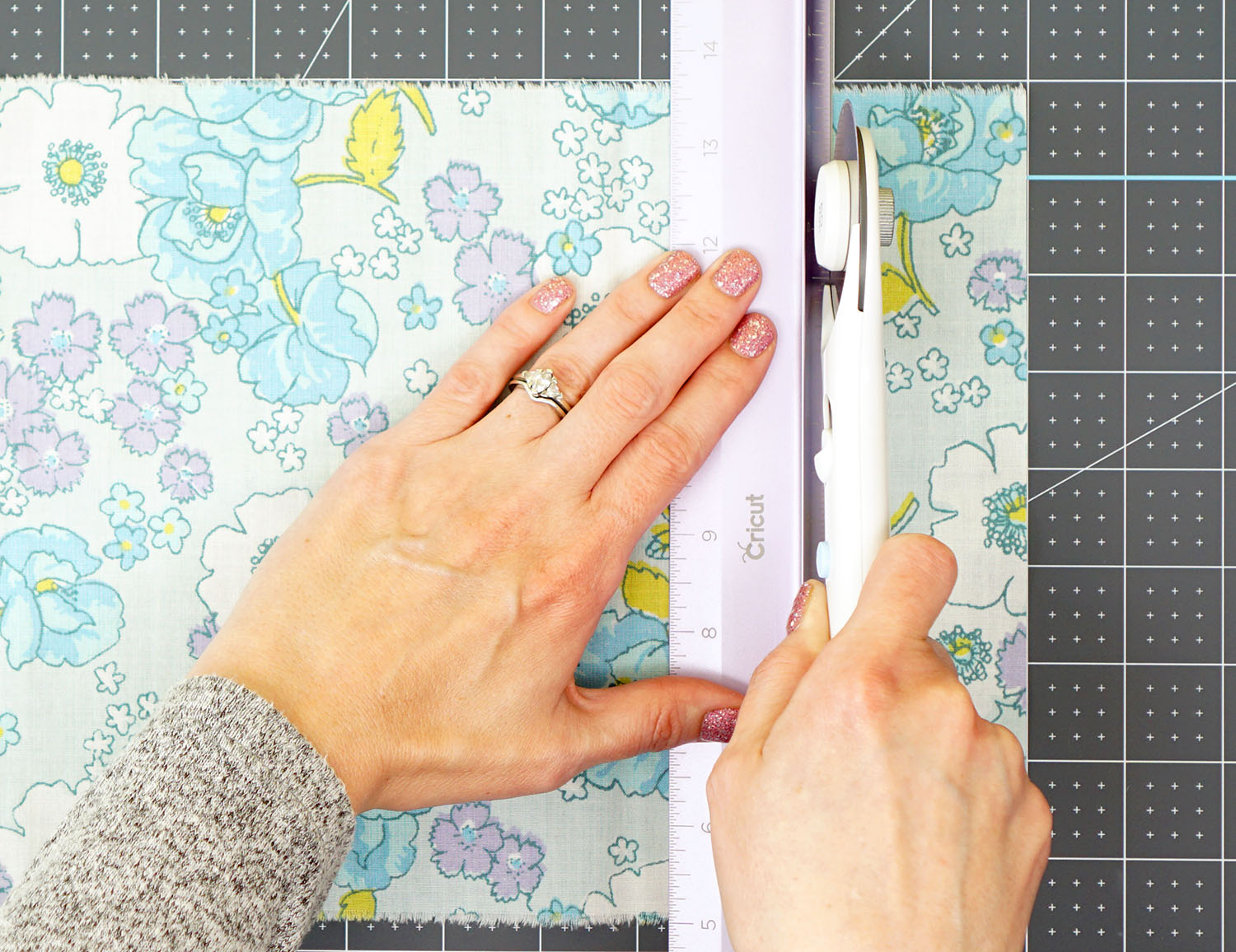 cutting fabric with metal cuttng ruler