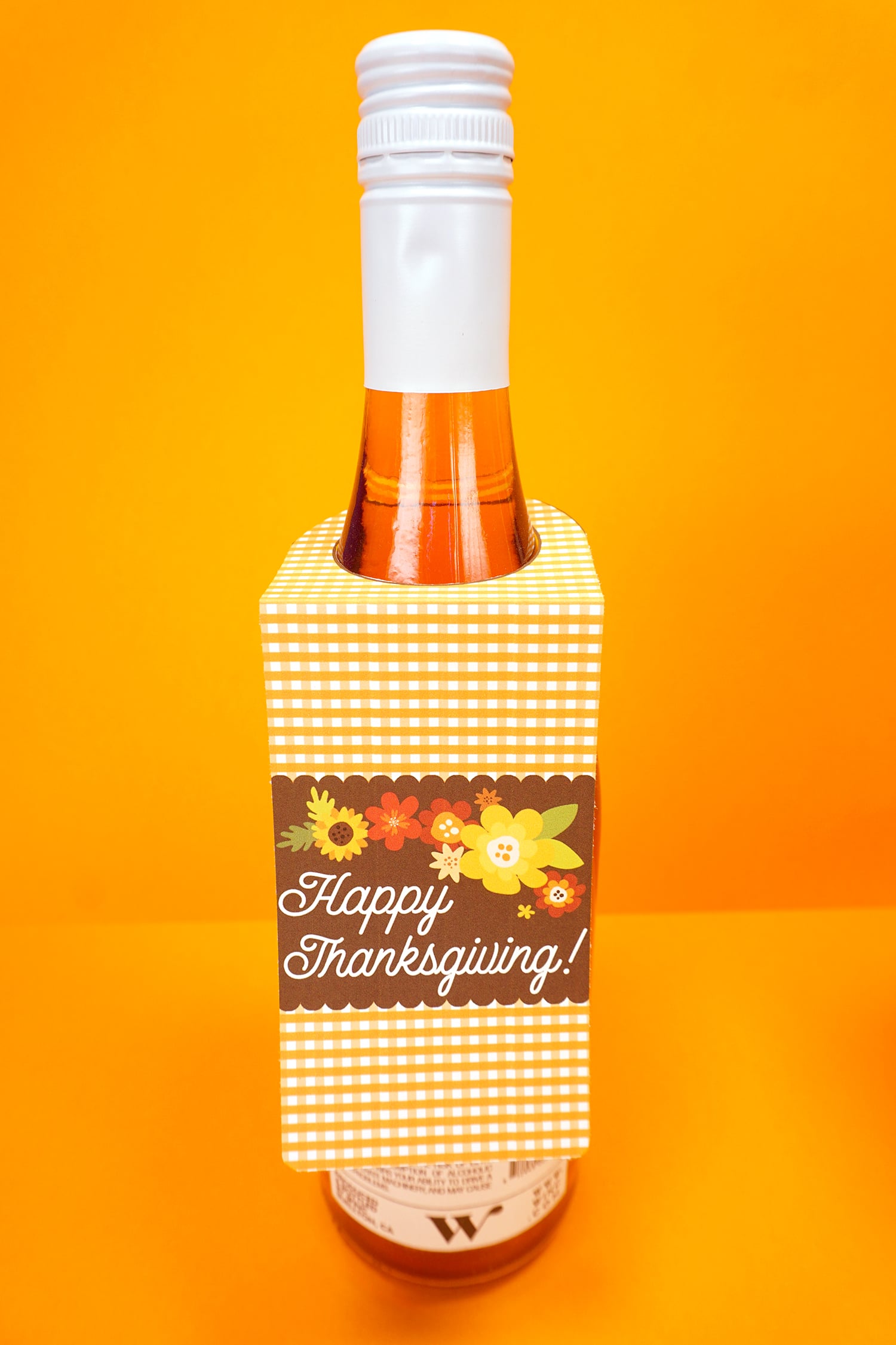 wine bottle with printable happy thanksgiving tag