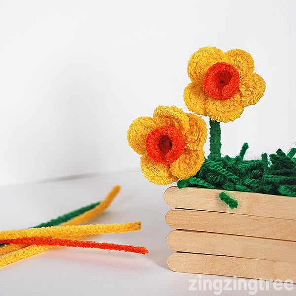 pipe cleaner daffodils in craft stick pot