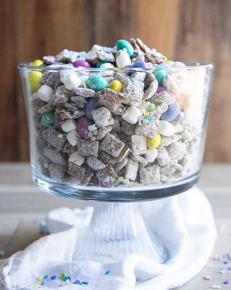 easter themed muddy buddies in a glass serving pan