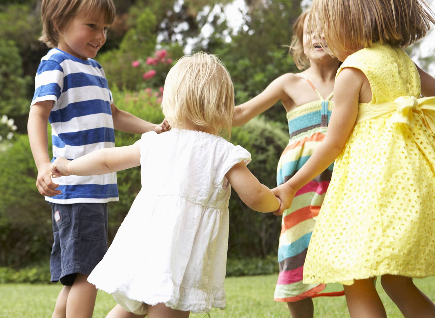 kids playing ring around the rosie