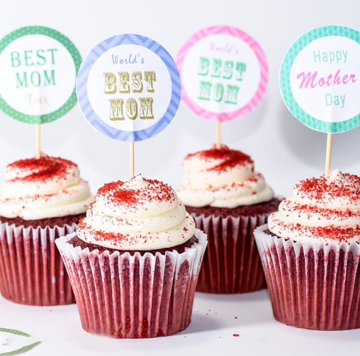 printable mothers day cupcake toppers on red velvet cupcakes