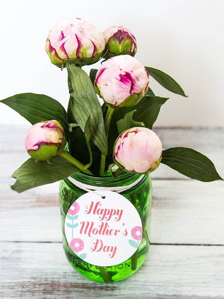 happy mothers day printable gift tag on bouquet of flowers