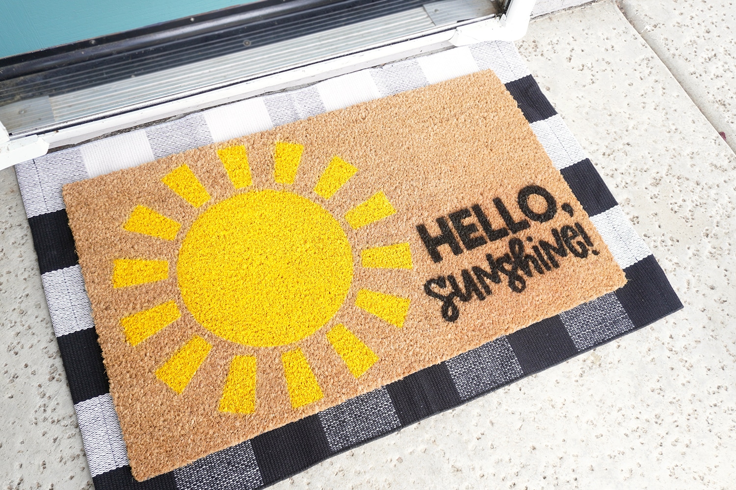 https://www.happinessishomemade.net/wp-content/uploads/2020/05/How-to-Make-a-Doormat-with-Cricut-DIY.jpg