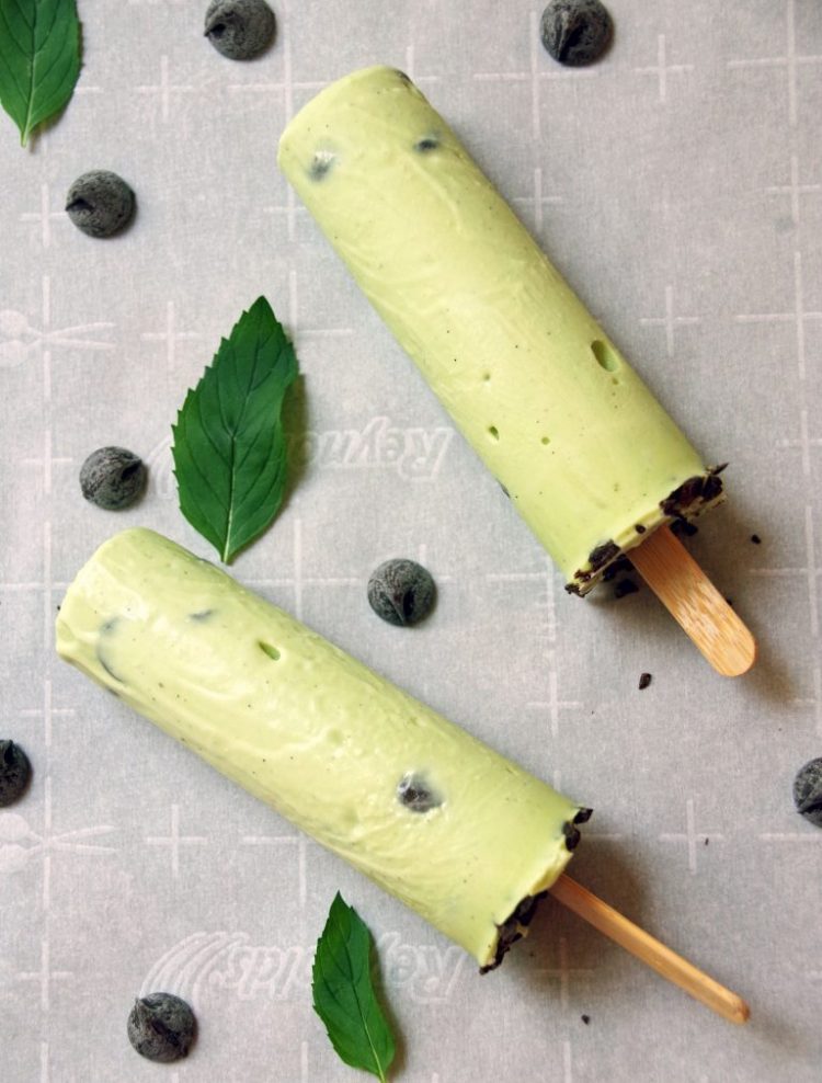 mint chocolate chip greek yogurt popsicles