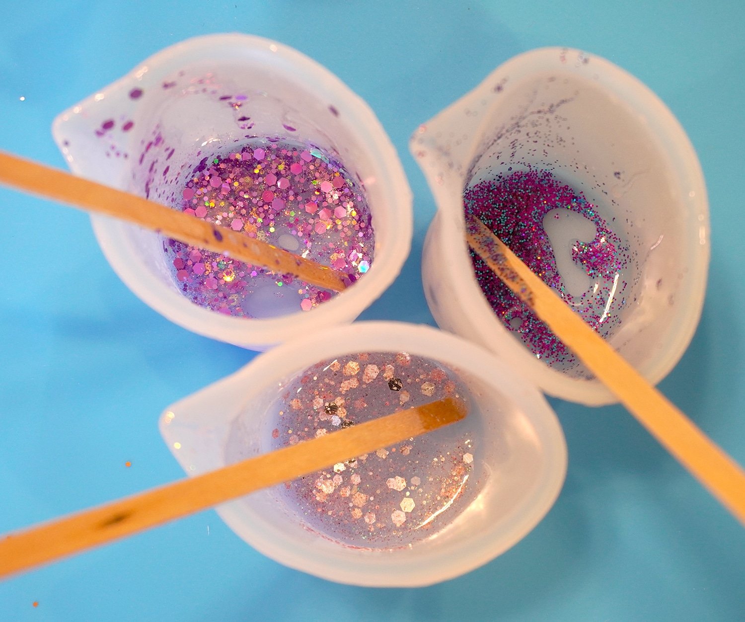 silicone cups with assorted mixed glitters in cups