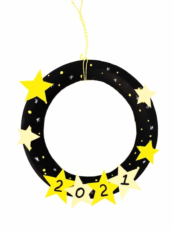 new years eve wreath with year date in stars