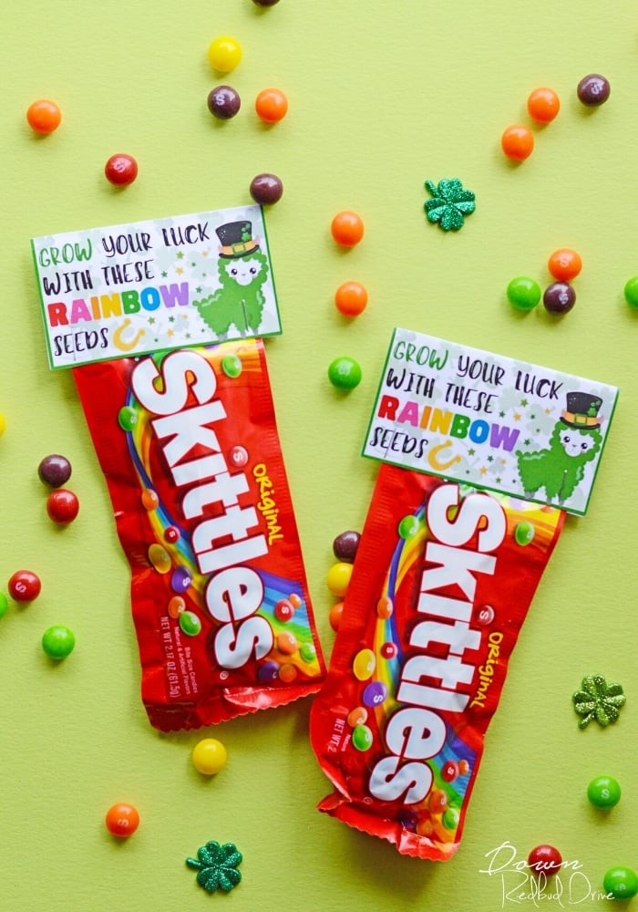 st patricks day treat bag toppers attached to skittles