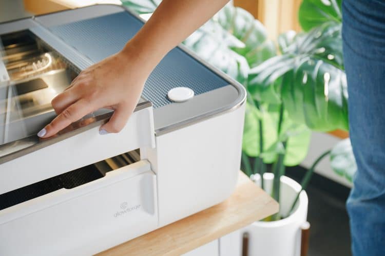 hand opening glowforge machine