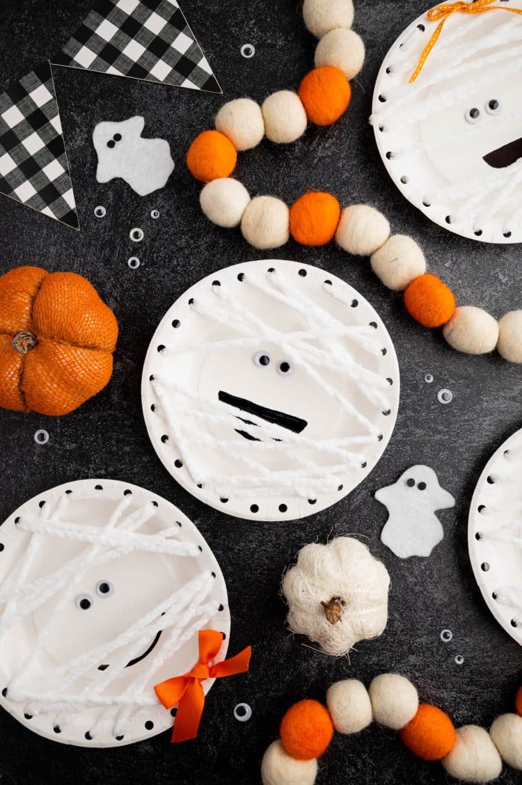 completed smiling mummy paper plates on halloween background
