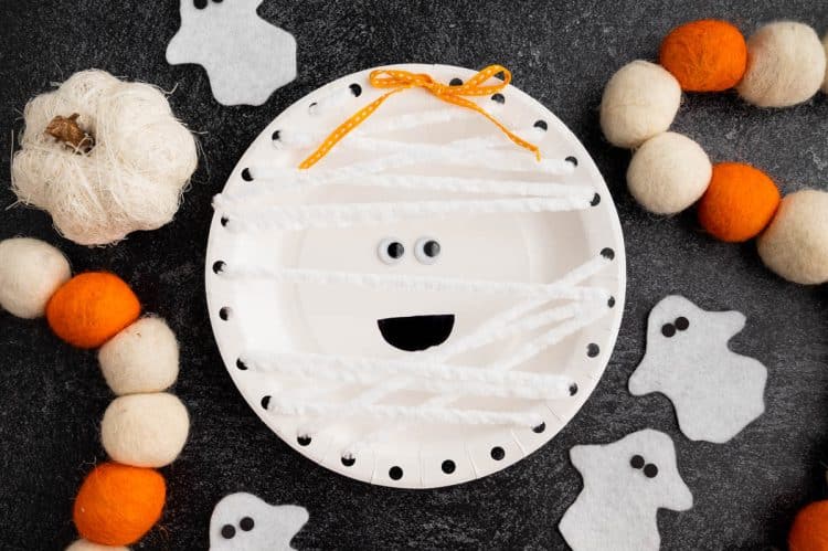bow added to smiling mummy paper plate craft