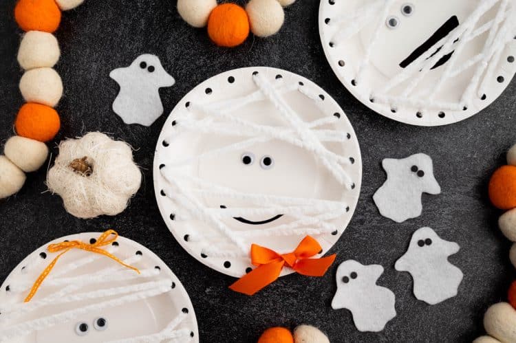 completed smiling mummy paper plates on halloween background