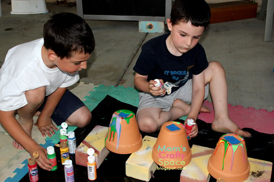 kids pour painting pots together