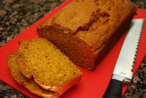 diy pumpkin bread with slices