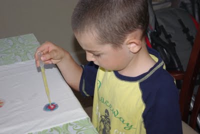 child using sharpie marker to create tie dye effect